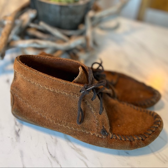 Minnetonka size 7 Lace-Up Moccasins - Picture 3 of 3